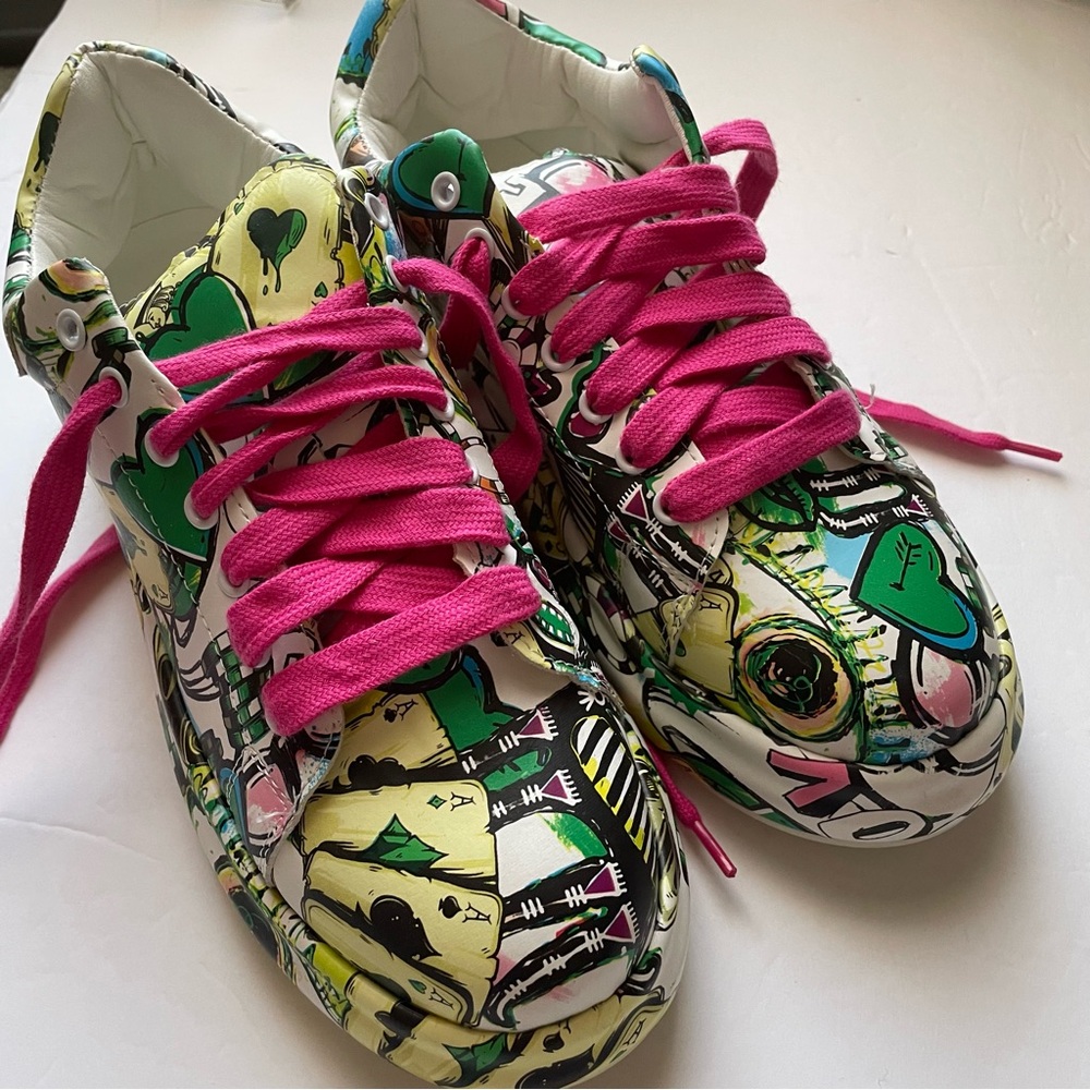 Poker Graffiti‎ Print Women's Sneakers with Pink Laces, 10.5